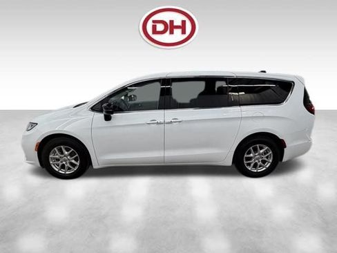 Used 2024 Chrysler Pacifica Touring-L FWD image 10