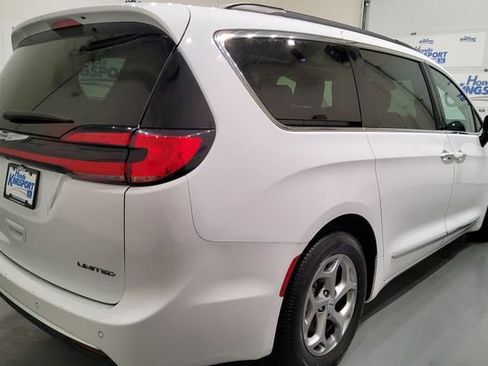 Used 2023 Chrysler Pacifica Limited FWD image 3