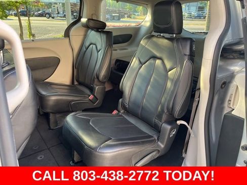 Used 2023 Chrysler Pacifica Touring-L FWD image 10