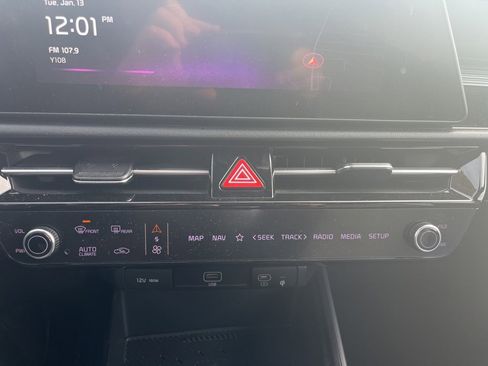 Used 2023 Kia Niro EX image 18