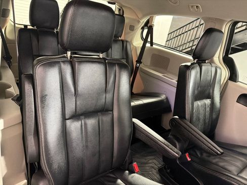 Used 2014 Chrysler Town & Country Touring FWD image 20