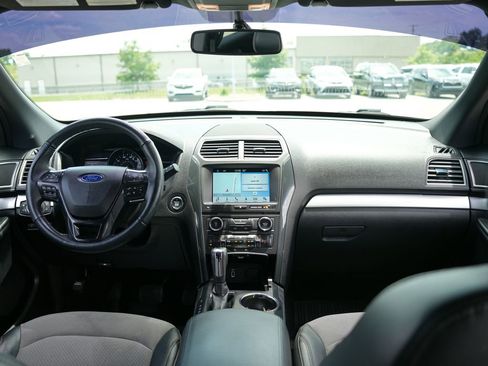 Used 2017 Ford Explorer XLT w/ Equipment Group 202A AWD/4WD image 10