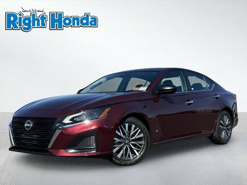 Used 2025 Nissan Altima 2.5 SV FWD image 2