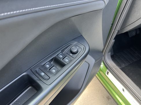 Certified 2025 Volkswagen Taos SE FWD image 13