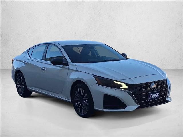 Used 2025 Nissan Altima 2.5 SV FWD image 3