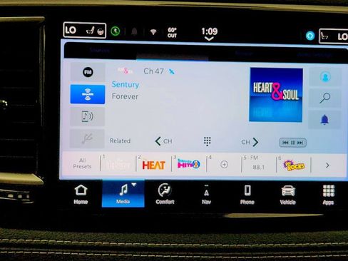 Used 2024 Chrysler Pacifica Limited FWD image 18