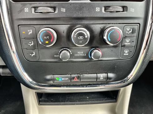 Used 2019 Dodge Grand Caravan SXT FWD image 18