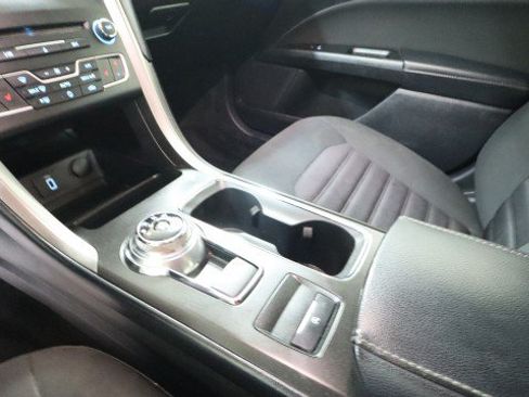 Used 2017 Ford Fusion SE w/ Fusion SE Technology Package FWD image 17