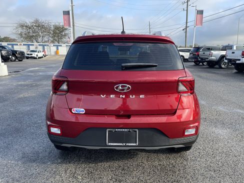 Used 2024 Hyundai Venue Limited image 3