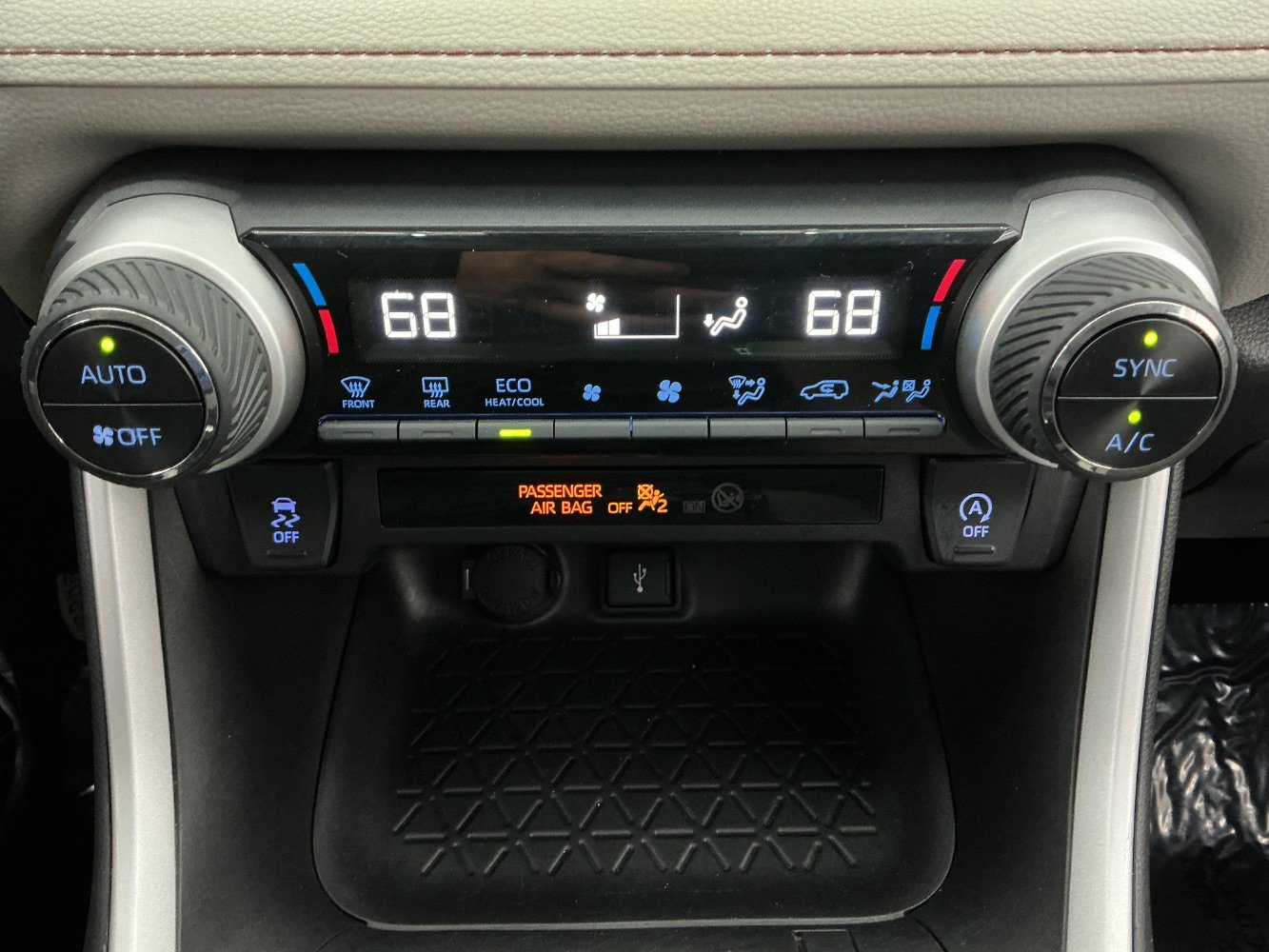 Used 2020 Toyota RAV4 XLE FWD image 35