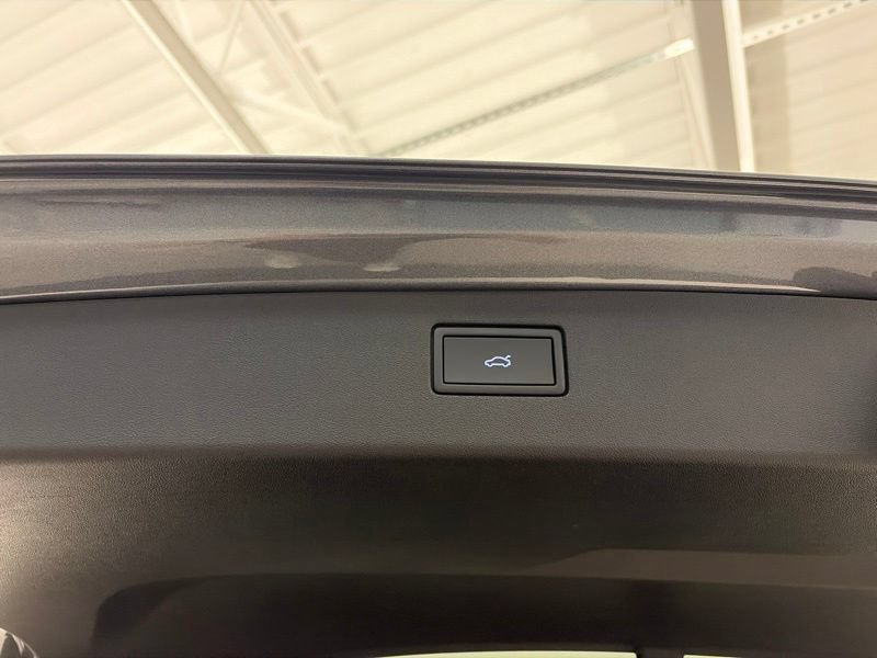 Used 2025 Volkswagen Tiguan SE w/ Panoramic Sunroof Package AWD/4WD image 13