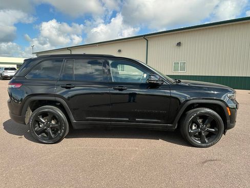 Used 2024 Jeep Grand Cherokee Altitude AWD/4WD image 34
