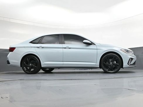 Used 2025 Volkswagen Jetta SE image 29