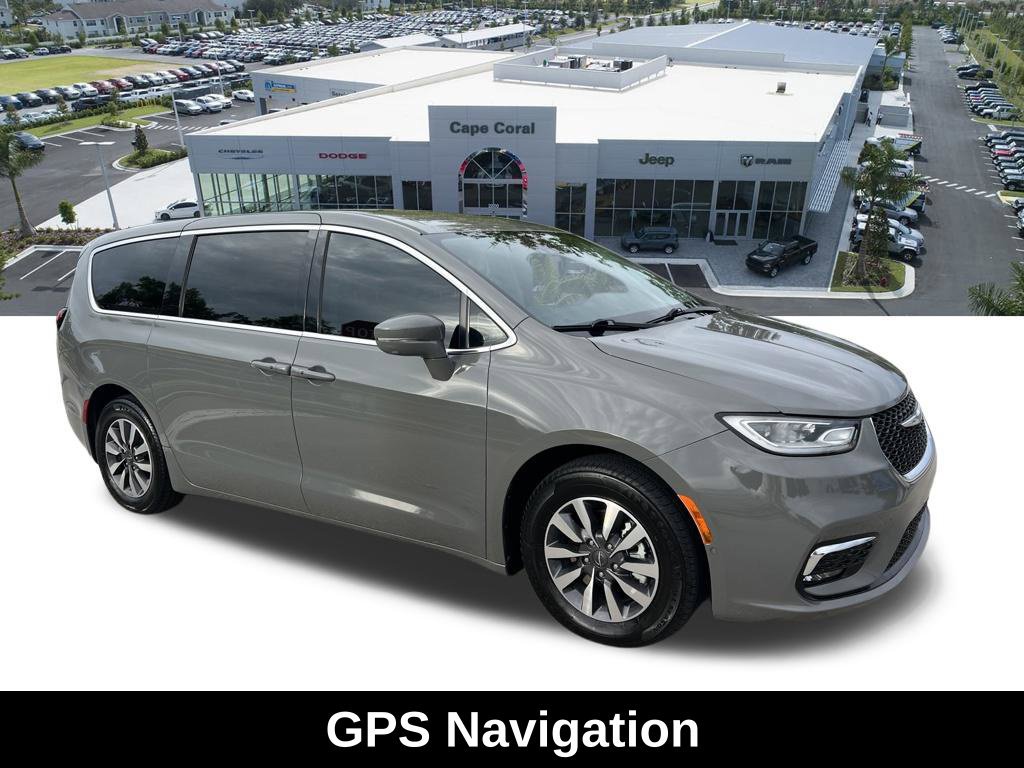 Used 2022 Chrysler Pacifica Touring-L w/ Uconnect Theater Family Group FWD image 3