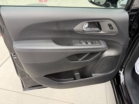 Used 2025 Chrysler Pacifica Select FWD image 19