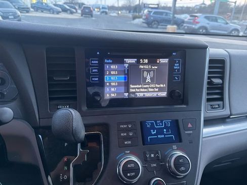 Used 2017 Toyota Sienna LE image 10