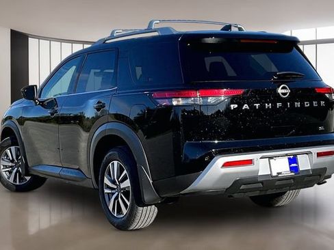 Used 2025 Nissan Pathfinder SL image 4
