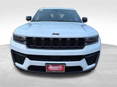 New 2026 Jeep Grand Cherokee Altitude image 9