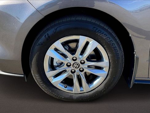 Certified 2024 Toyota Sienna Limited image 9