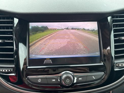 Used 2020 Chevrolet Trax LT w/ Sun & Sound Package FWD image 8
