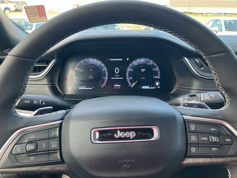 Used 2025 Jeep Grand Cherokee L Limited w/ Luxury Tech Group II image 16