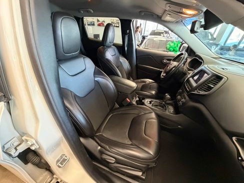 Used 2019 Jeep Cherokee Latitude Plus FWD image 30