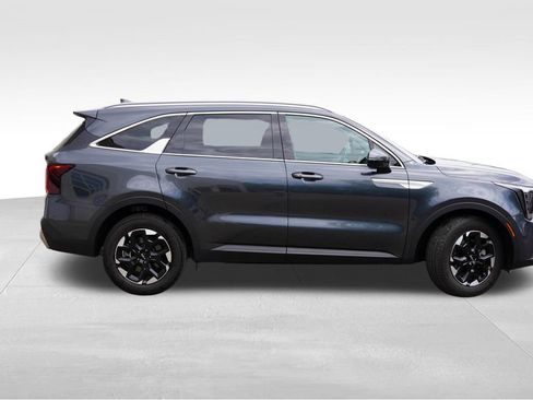 Certified 2024 Kia Sorento S w/ Panoramic Sunroof Package AWD/4WD image 3