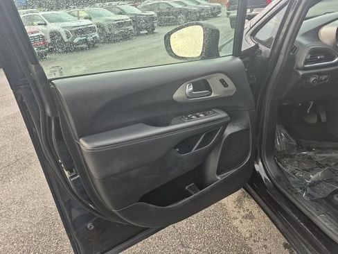 Used 2024 Chrysler Pacifica Premium FWD image 11