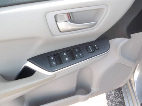 Used 2015 Toyota Camry SE FWD image 8