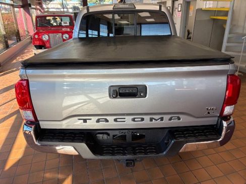 Used 2016 Toyota Tacoma SR5 w/ SR5 Appearance Package (SN) image 9