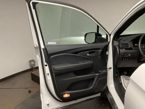 Certified 2025 Honda Ridgeline Black Edition image 9