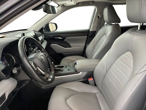 Used 2022 Toyota Highlander XLE AWD/4WD image 12