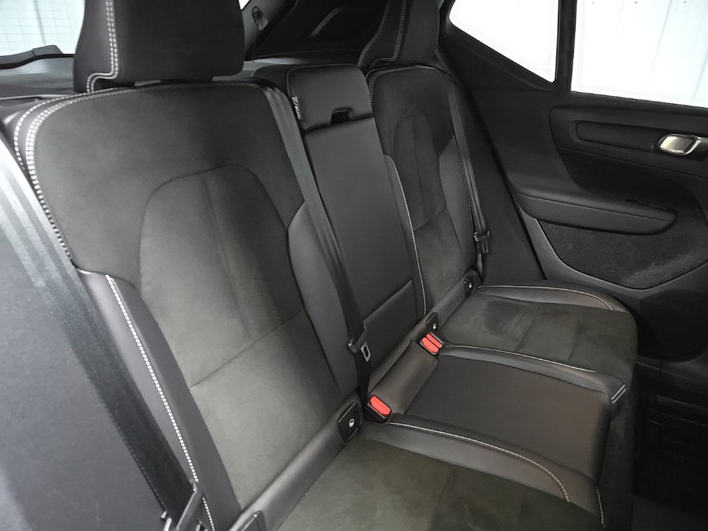 Used 2022 Volvo XC40 T5 R-Design w/ Climate Package AWD/4WD image 18
