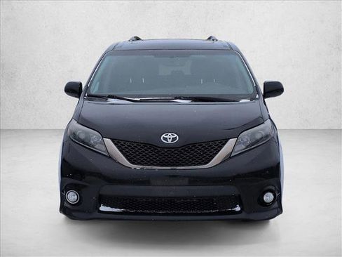 Used 2015 Toyota Sienna SE Premium image 2