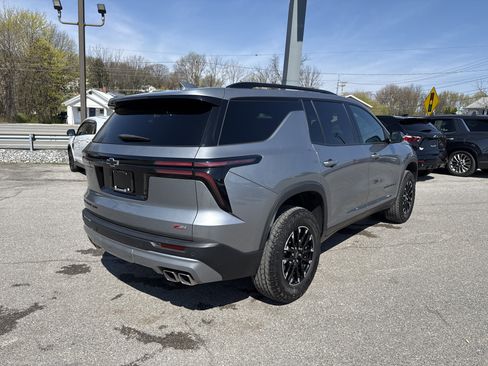 Used 2025 Chevrolet Traverse Z71 AWD/4WD image 3