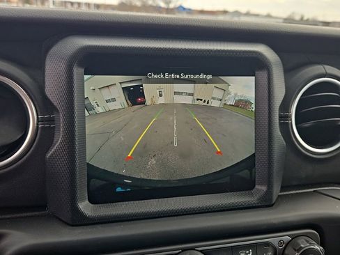 Used 2023 Jeep Wrangler Unlimited Sahara w/ Cold Weather Group image 17