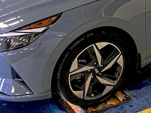 Used 2023 Hyundai Elantra SEL w/ Convenience Package image 9