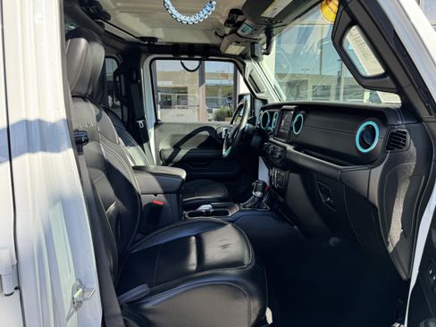 Used 2022 Jeep Wrangler Unlimited Sahara w/ Cold Weather Group image 24