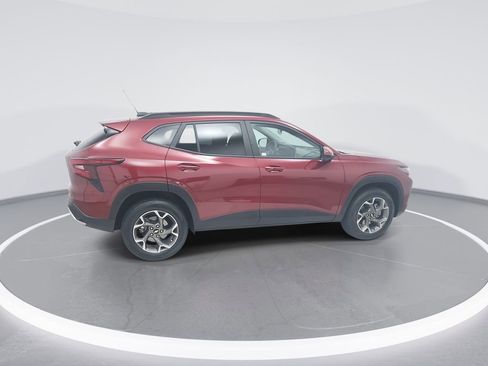 Used 2025 Chevrolet Trax LT w/ LT Convenience Package FWD image 8
