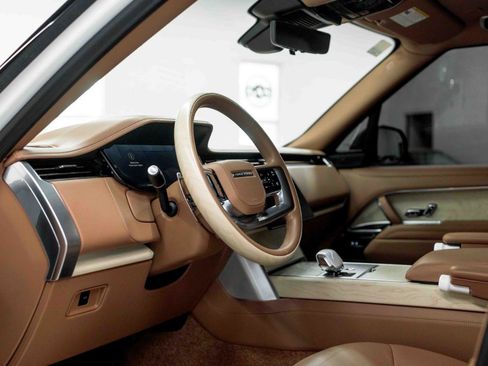 Used 2024 Land Rover Range Rover SV image 2