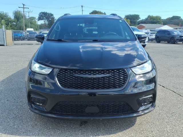 Used 2025 Chrysler Pacifica Limited FWD image 2