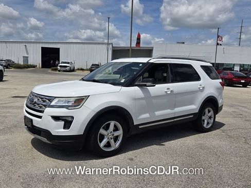 Used 2018 Ford Explorer XLT w/ Equipment Group 202A FWD image 3