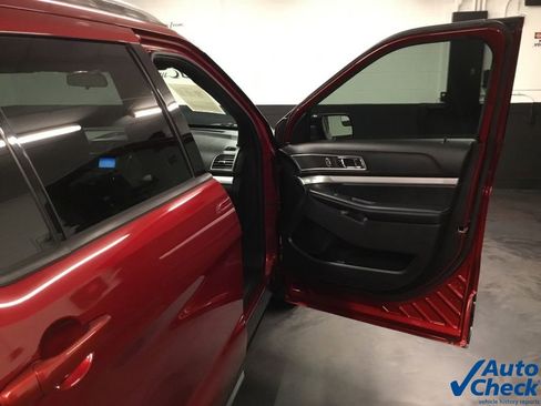 Used 2017 Ford Explorer XLT image 38