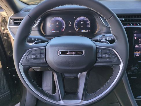 New 2025 Jeep Grand Cherokee Laredo image 9