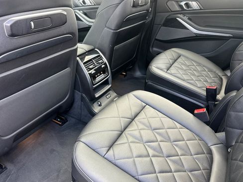 Used 2024 BMW X7 xDrive40i w/ M Sport Package AWD/4WD image 11