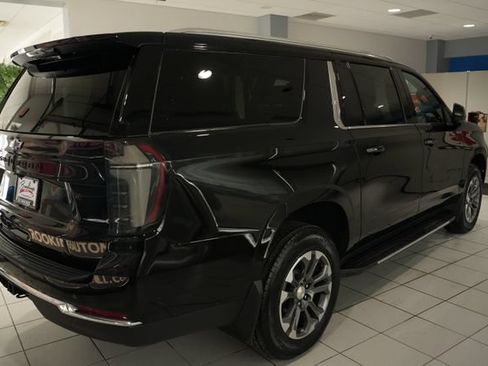 Used 2025 Chevrolet Suburban LT w/ Comfort Package AWD/4WD image 9