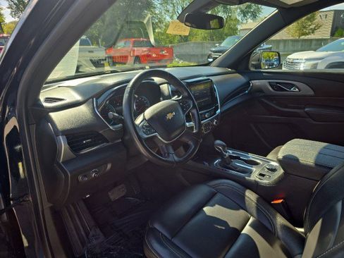 Used 2023 Chevrolet Traverse LT image 3