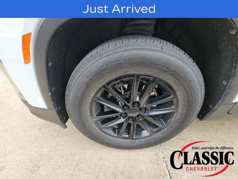 Used 2022 Chevrolet Traverse LT image 17