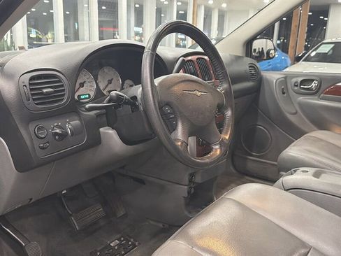 Used 2005 Chrysler Town & Country Limited image 7