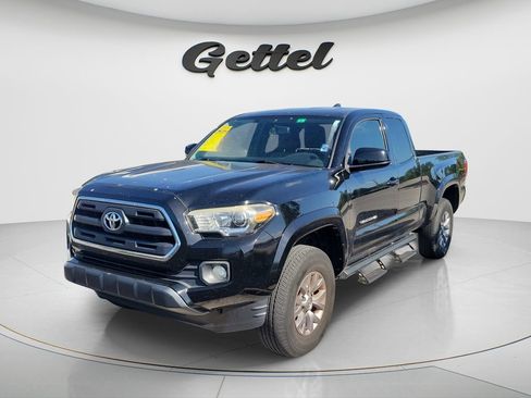 Used 2017 Toyota Tacoma SR5 w/ Tow Package image 2